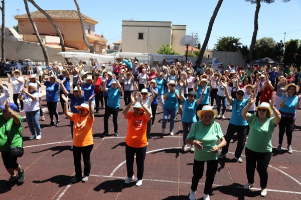 Cerca de 800 mayores participan en la convivencia organizada por el Ayuntamiento en Los Urrutias