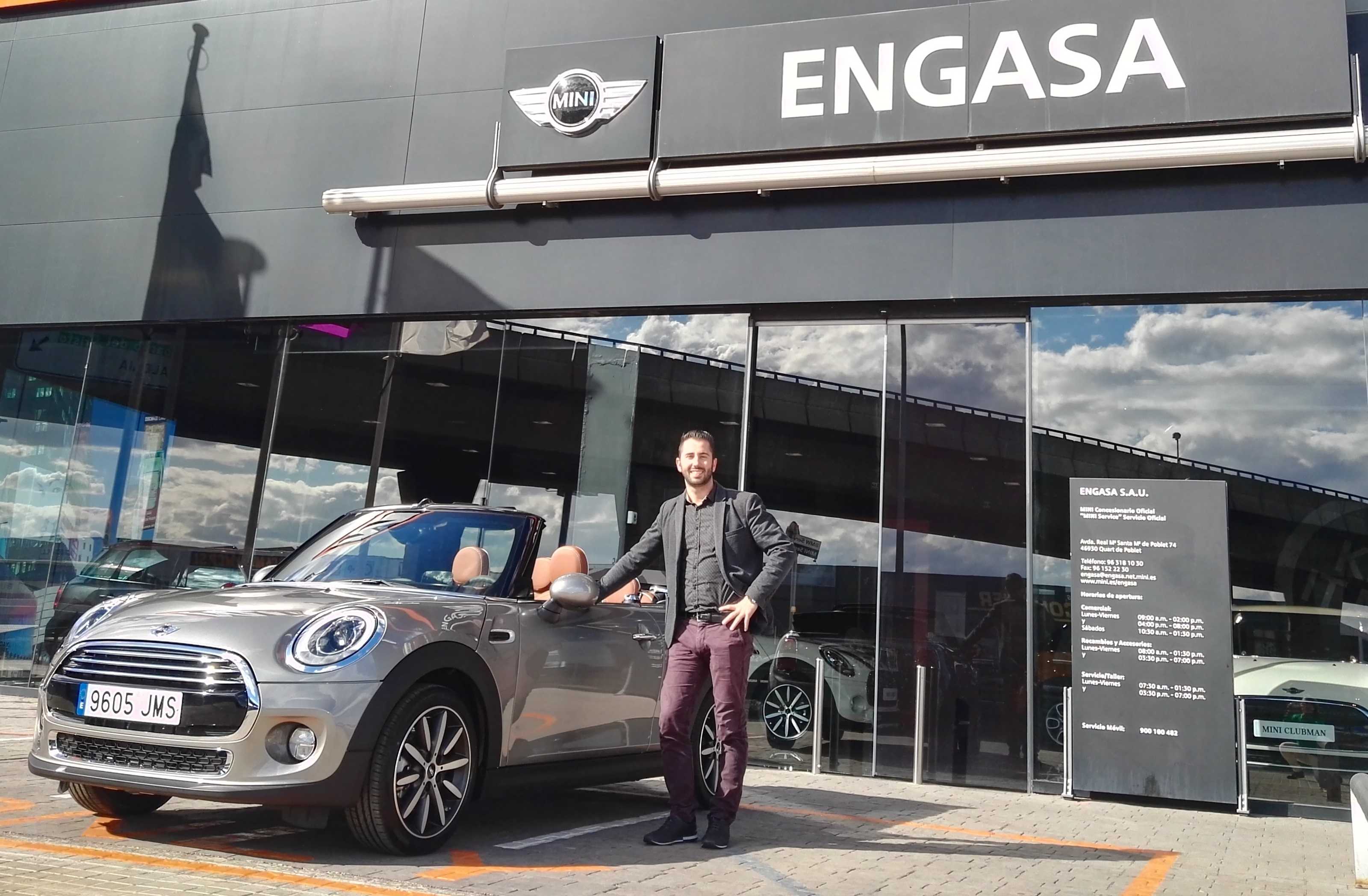 Pie de Foto: Joaquín Collado, especialista MINI en Engasa, posa junto al nuevo MINI Cabrio. - 