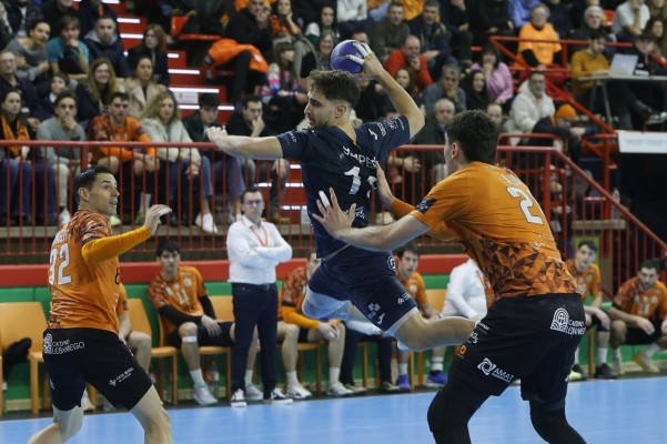 El Benidorm recibe al Torrelavega sin margen de error para evitar el descenso
