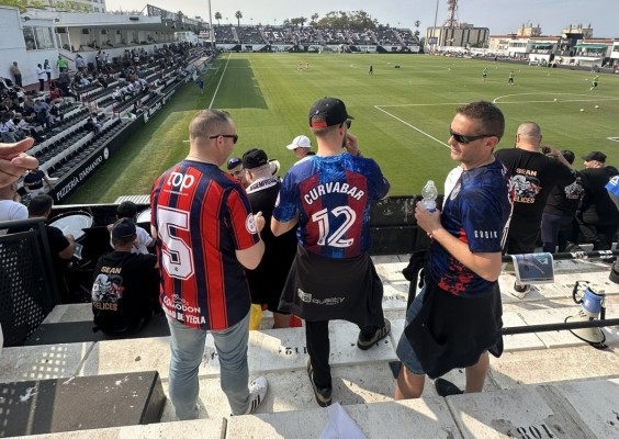 El Yeclano, que falla un penalti ante el campeón, seguirá en la Primera RFEF si gana al colista y ya descendido Intercity en La Constitución