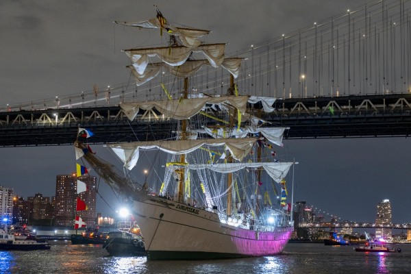 Al menos dos muertos y 20 heridos al chocar un buque escuela mexicano contra el Puente de Brooklyn