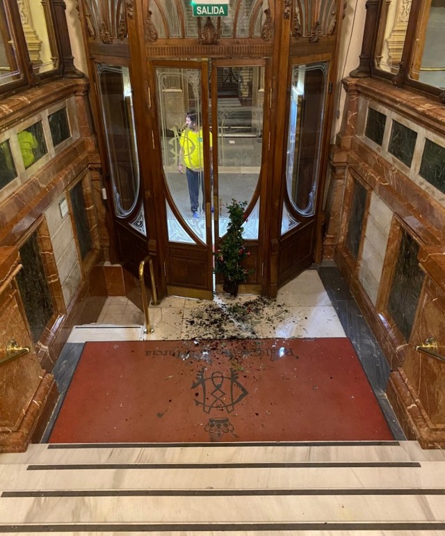 Ponerle puertas al Casino de Murcia: de la construcción de la fachada a la destrucción de los cristales