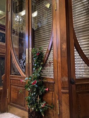 El Casino de Murcia sufre un acto vandálico que destruye un cristal original de 1901: 
