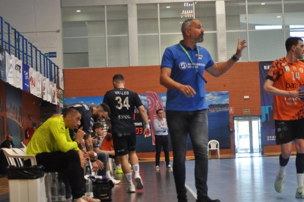 El Balonmano Benidorm se asoma al abismo