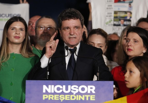 El europeísta Dan se impone al ultraderechista Simion en las elecciones presidenciales de Rumanía