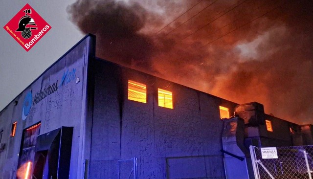 Un incendio arrasa el techo de la nave industrial de Hilaturas Mar de Banyeres
