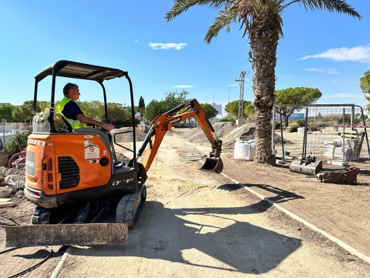Maquinaria y brigadas de obreros dan forma a la pista deportiva de Albayna de El Campello 
