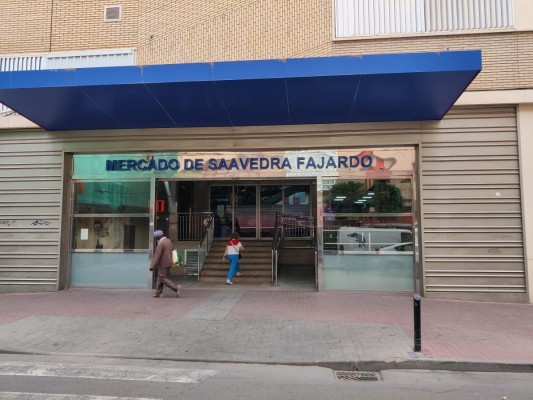 La plaza de abastos de Saavedra Fajardo recibe un lavado de cara y renueva almacenes y obradores