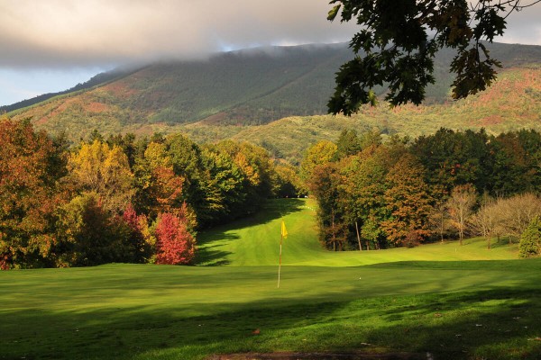 El Club de Golf El Bosque firma un acuerdo de correspondencia con el Real Club de Golf de San Sebastián 
