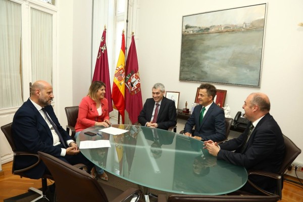 Arroyo y el nuevo CEO de Veolia repasan los 70 millones en inversiones hidráulicas para Cartagena