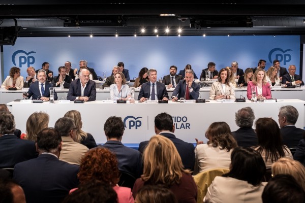 Barones del PP defienden un proyecto propio no condicionado a Vox y cierran filas con Feijóo