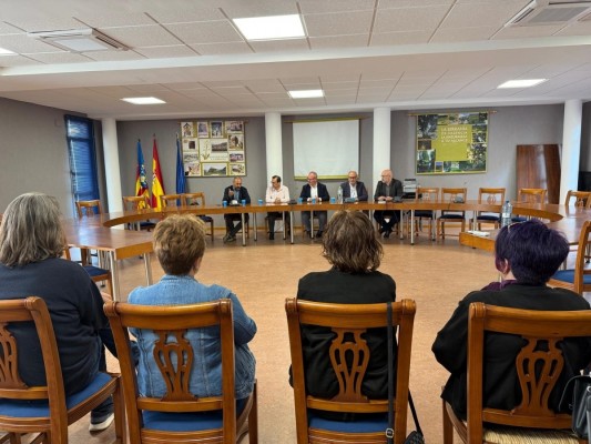 La Diputación presenta en la Serranía ayudas y un transporte a demanda para el desarrollo rural en 2025