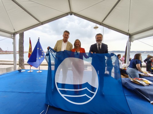 Burriana recibe las Banderas Azules gracias a la calidad, la seguridad y la accesibilidad de sus aguas