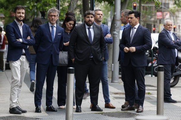 Feijóo apuesta por López Miras y José Miguel Luengo para dos papeles clave en el congreso del PP