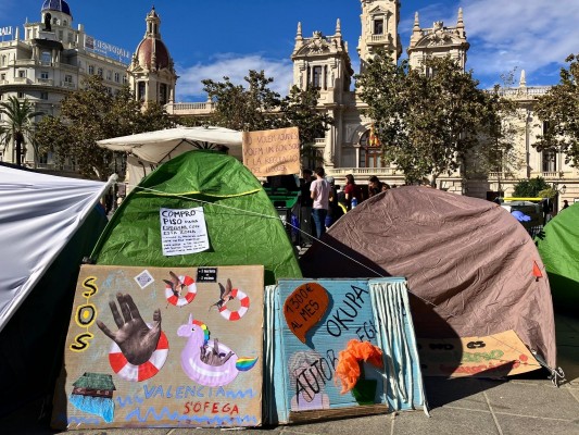 La acampada por la vivienda en València se mantendrá durante este miércoles y tiene el objetivo de llegar al domingo
