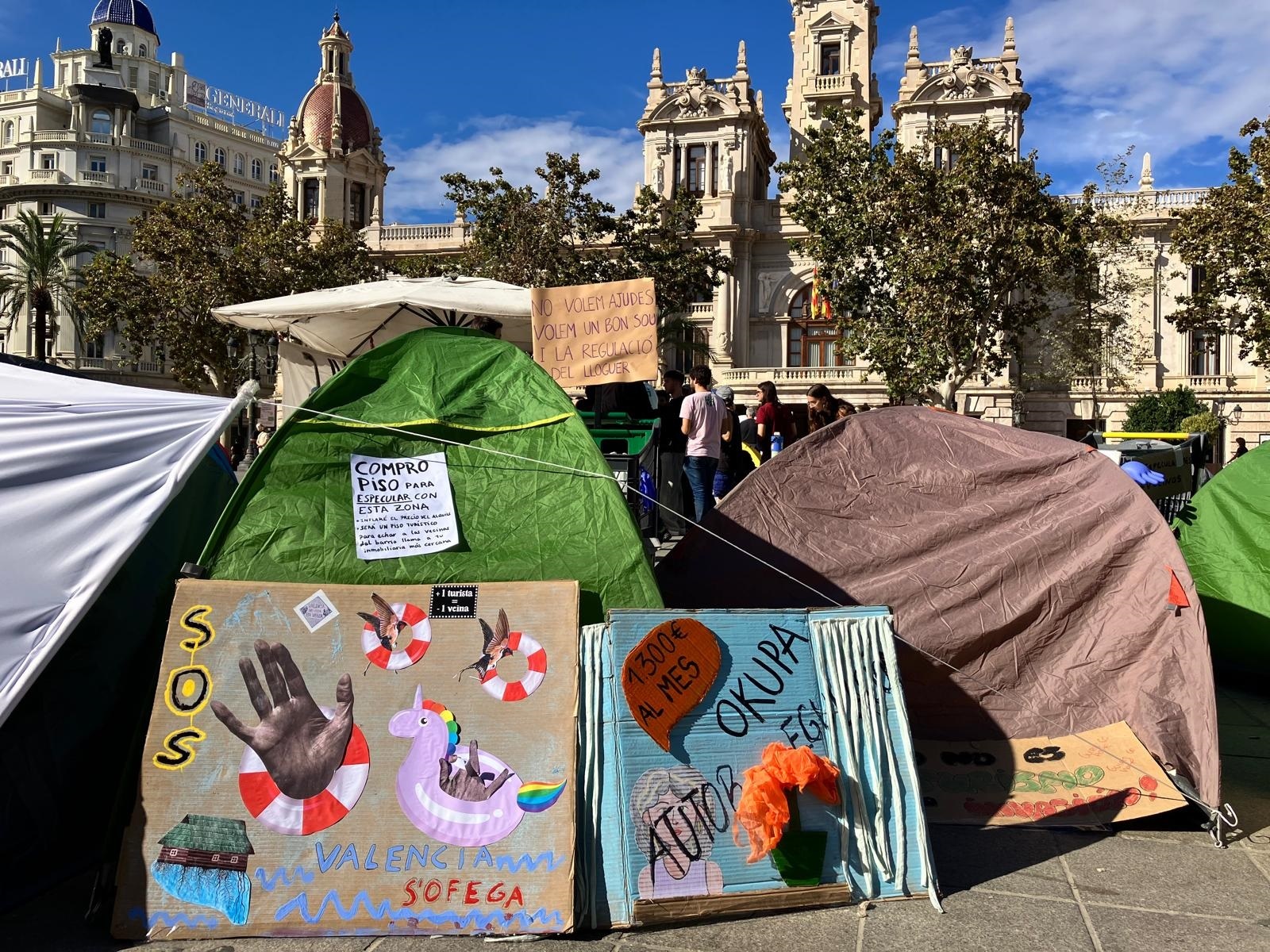 La acampada por la vivienda en València se mantendrá durante este miércoles y tiene el objetivo de llegar al domingo

