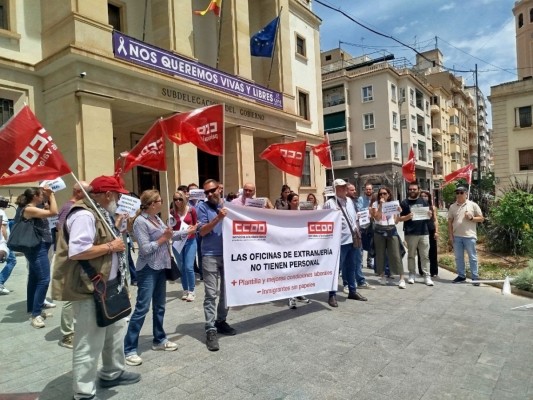 Funcionarios de Extranjería de Alicante secundan huelga por falta de medios ante el nuevo reglamento