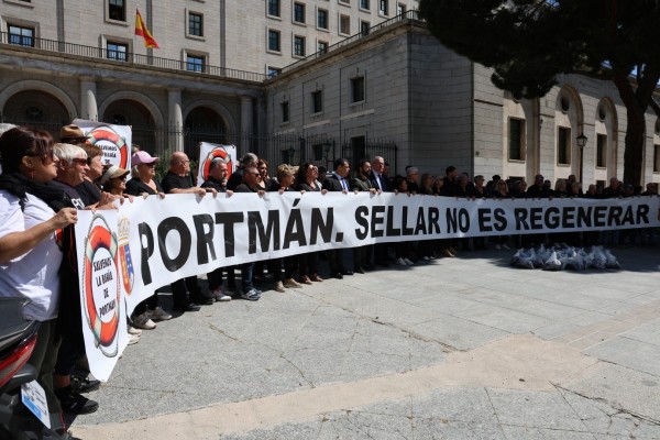 Doscientos vecinos de La Unión reclaman en Madrid la regeneración de la Bahía de Portmán: 