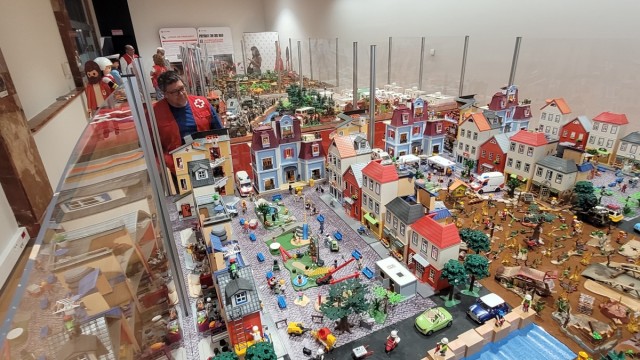 El Menador se llena de cientos de Playmobils para mostrar la acción humanitaria de Cruz Roja