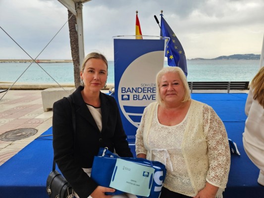 Oropesa del Mar recibe este año cinco Banderas Azules: cuatro para sus playas y una para el puerto deportivo 