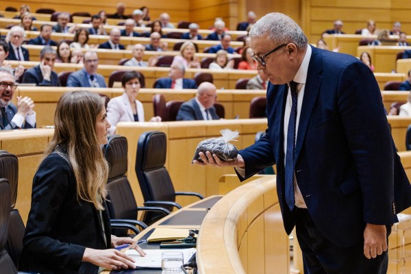 Bernabé intenta entregar una bolsa con arena tóxica de Portmán a la ministra Aagesen y el PSOE le denuncia en Comisaría