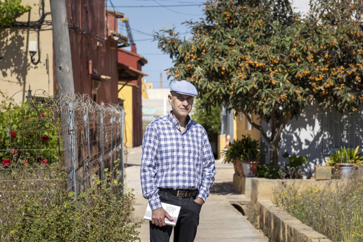 Carles Rodrigo en un camino de huerta de Horno de Alcedo