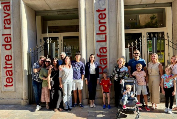El Teatro del Raval completa el homenaje a Rafa Lloret y ya luce las letras corpóreas en su honor