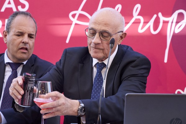 Josep Oliu confía en que el Gobierno tenga en cuenta los 