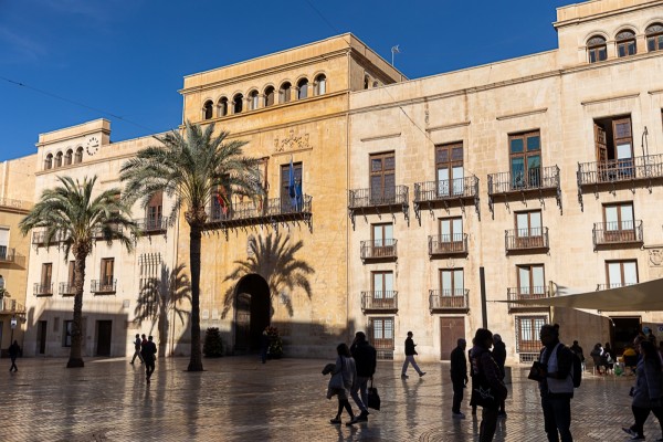 El plan de ajuste de Elche incluye un plan de racionalización para reducir la contratación de personal