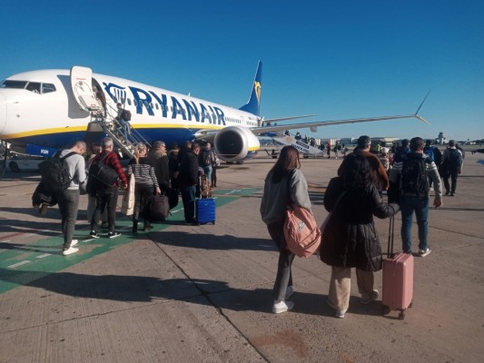 Los consumidores europeos denuncian a Ryanair, Vueling y otras aerolíneas por cobrar equipaje de mano