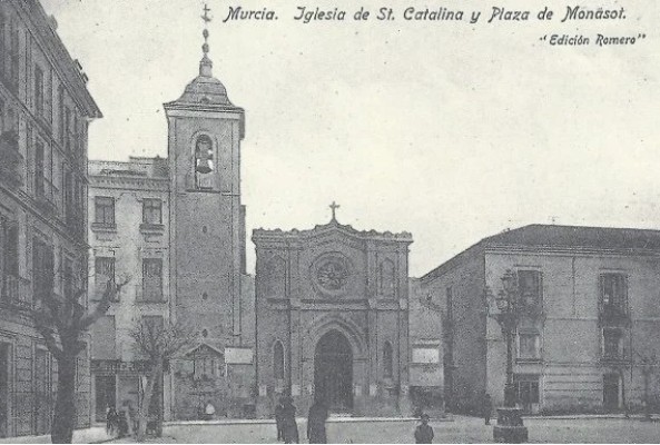 La puerta de Mari Chaves, la 'bruja' quemada en Murcia