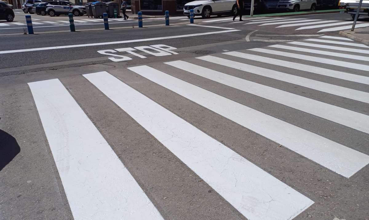Novelda refuerza al seguridad vial con el repintado de los pasos de peatones