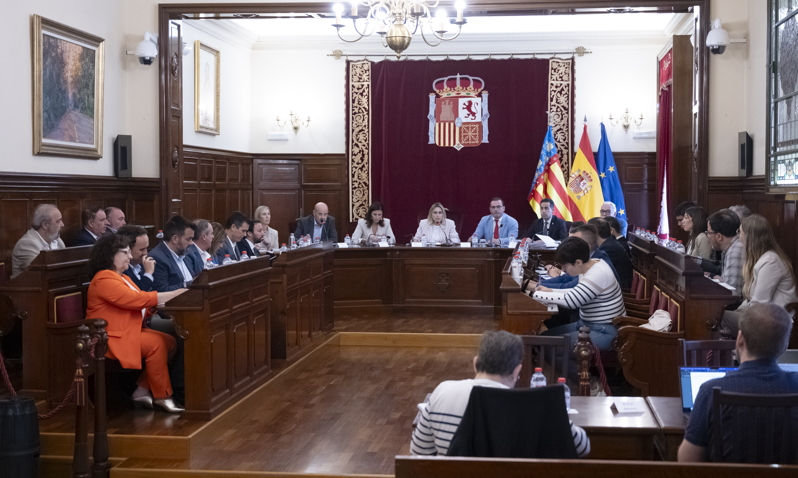 El PP y el PSPV escenifican su enfrentamiento por el 'basurazo' en la Diputación de Castellón