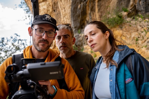 'El abrazo' de Juan Genovés se traslada a la docuficción de la mano del director César Sabater