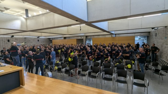 Más de 200 bomberos se concentran en San Vicente para exigir la firma de un preacuerdo que ponga fin al conflicto laboral