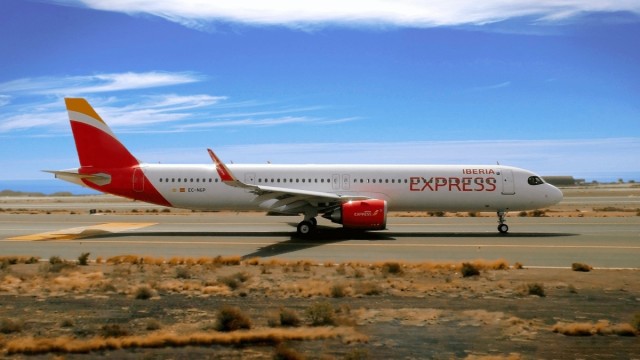 El TS obliga a Iberia a pesar el equipaje de cabina y a volar con tripulantes de más de 1,63 metros en los A350