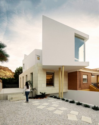 La casa de Bolnuevo que gira sobre sí misma para mirar más allá: equilibrio y volúmenes escultóricos que desafían los límites 