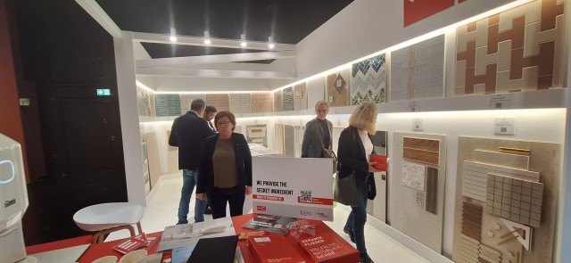 'Tile of Spain' busca ganar mercado alemán: 12 firmas visitan Orgatec, cita referente en espacios de oficina