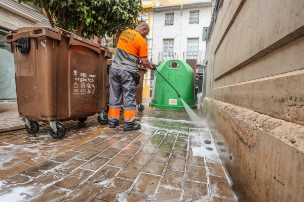 Claves de la nueva contrata de limpieza en Elda: más baldeo en barrios y vaciado de contenedores