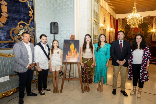 Un cartel 'de fuego' y el diseñador Rubén Hernández 'pregonan' les Fogueres