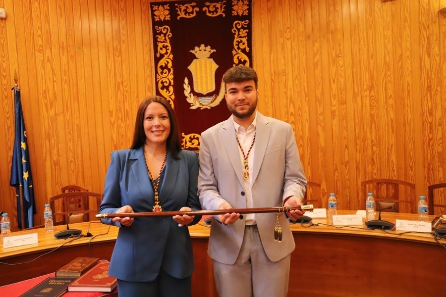 Amparo Orts y Álvaro Gonzalvo compartiendo la vara de mando