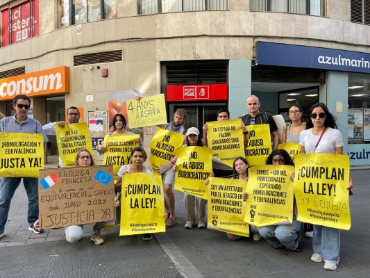 Los retrasos en la homologación de títulos cumplen un año en las calles: 