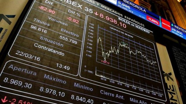 El Ibex 35 coquetea con la cota de los 9.000 puntos a media sesión