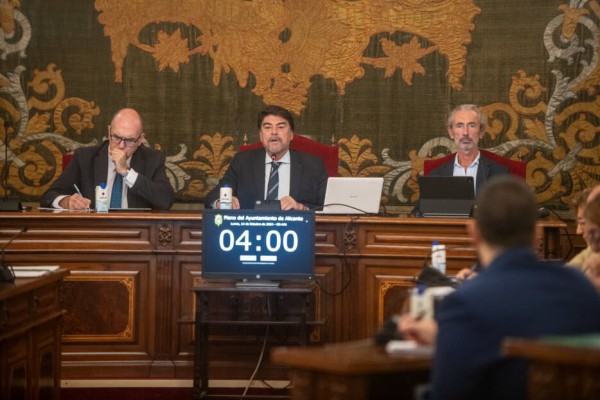 El PP de Alicante cierra con Vox otro cambio contable por 28 millones en compras e inversiones  