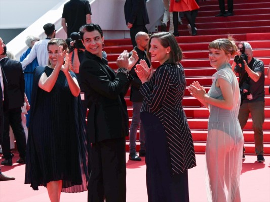 Carla Simón conmueve en Cannes con los recuerdos de una generación 