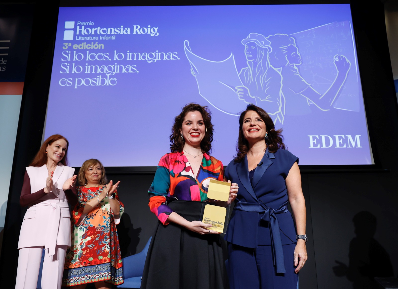 Ainoa García, ganadora de la tercera edición del Premio Hortensia Roig de literatura infantil, y Hortensia Roig - 