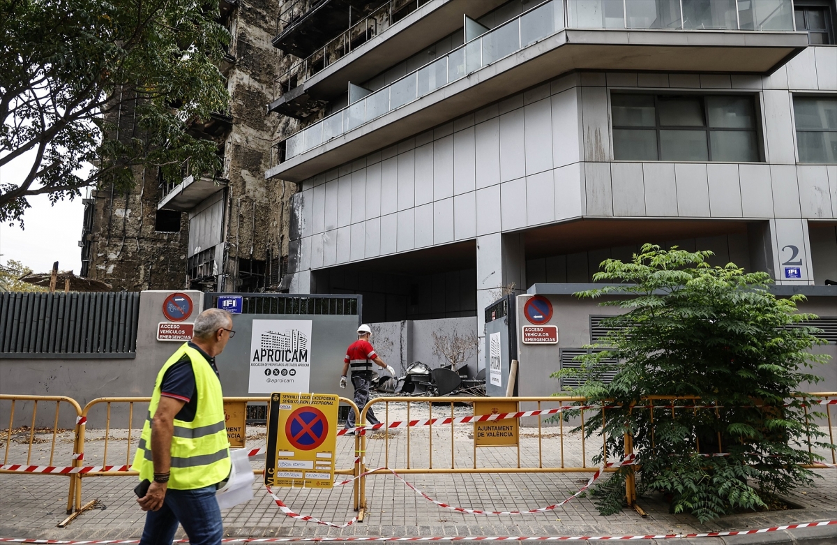 Los propietarios del edificio de Campanar barajan una nueva fachada de cerámica o de caravista