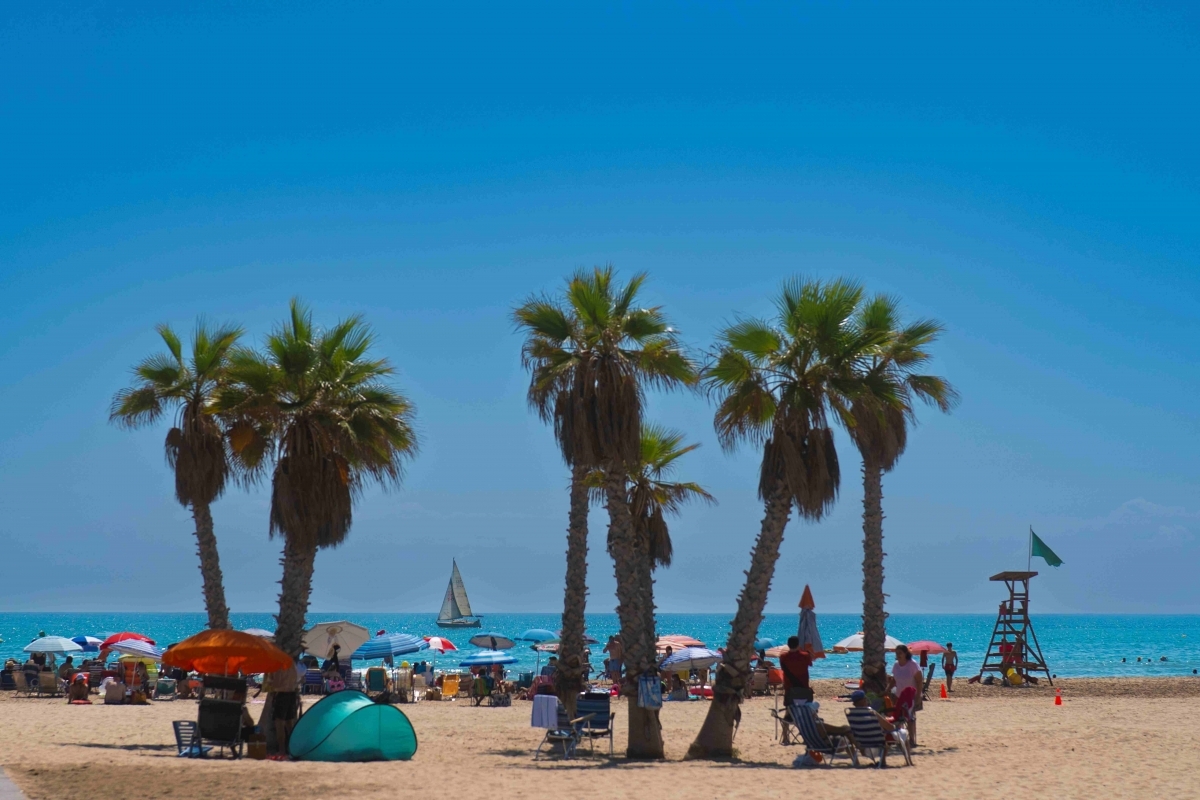 Música, deporte, gastronomía y un festival dedicado a las mascotas reciben en Canet a la Bandera Azul