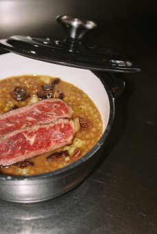 Lentejas con chicharrones, aceite de piparras y chuleta en Maestro Bar