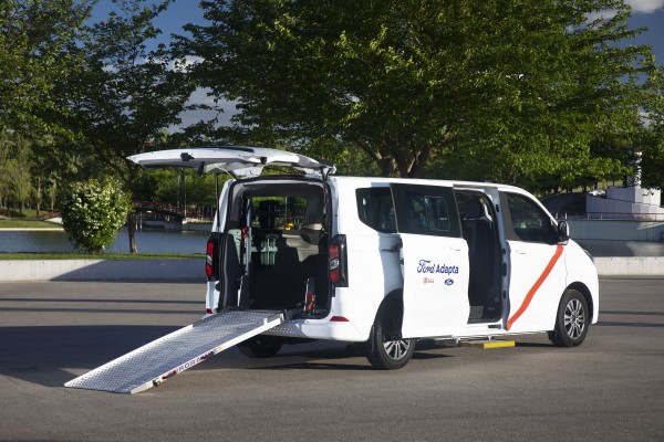 Ford España, Fundación ONCE y Rehatrans presentan el Adapta Tour 2025 y su Tourneo Custom más inclusiva